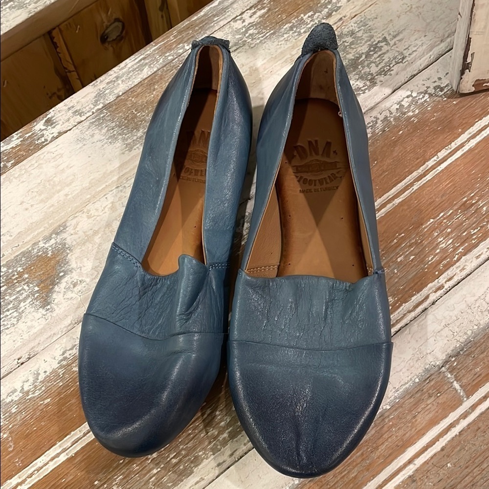 DNA Footwear mind body sole Women's Blue Leather Shoes Size 7.5